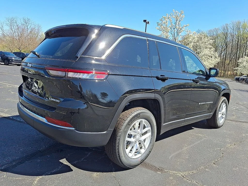 New 2026 Diamond Black Crystal Pearl-Coat Exterior Paint Jeep Laredo X image 4