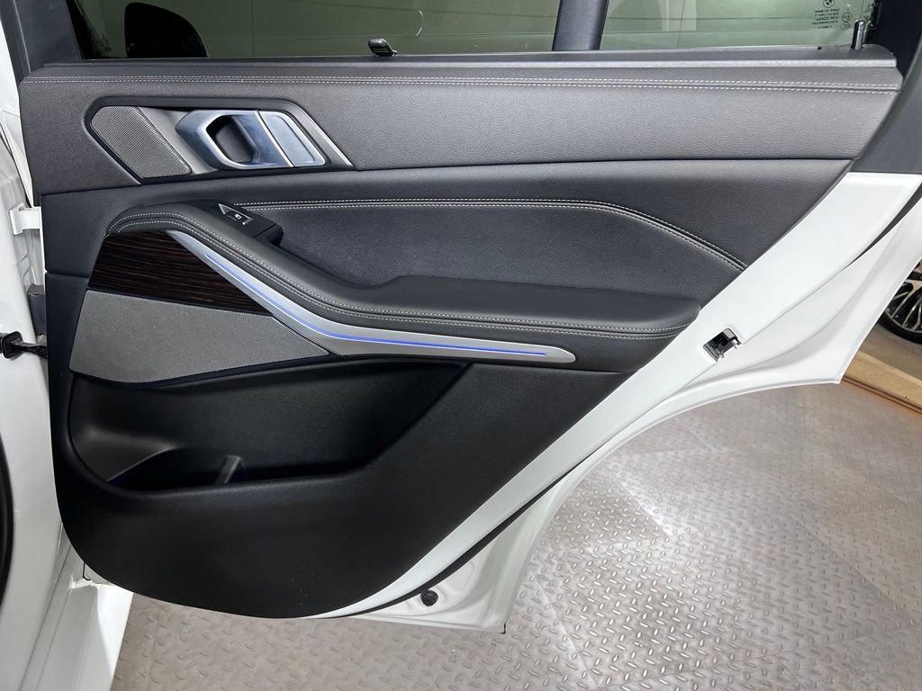 Used 2021 White BMW xDrive40i image 27