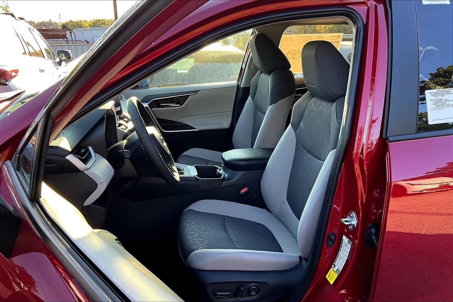 Used 2025 Ruby Flare Pearl Toyota XLE image 9