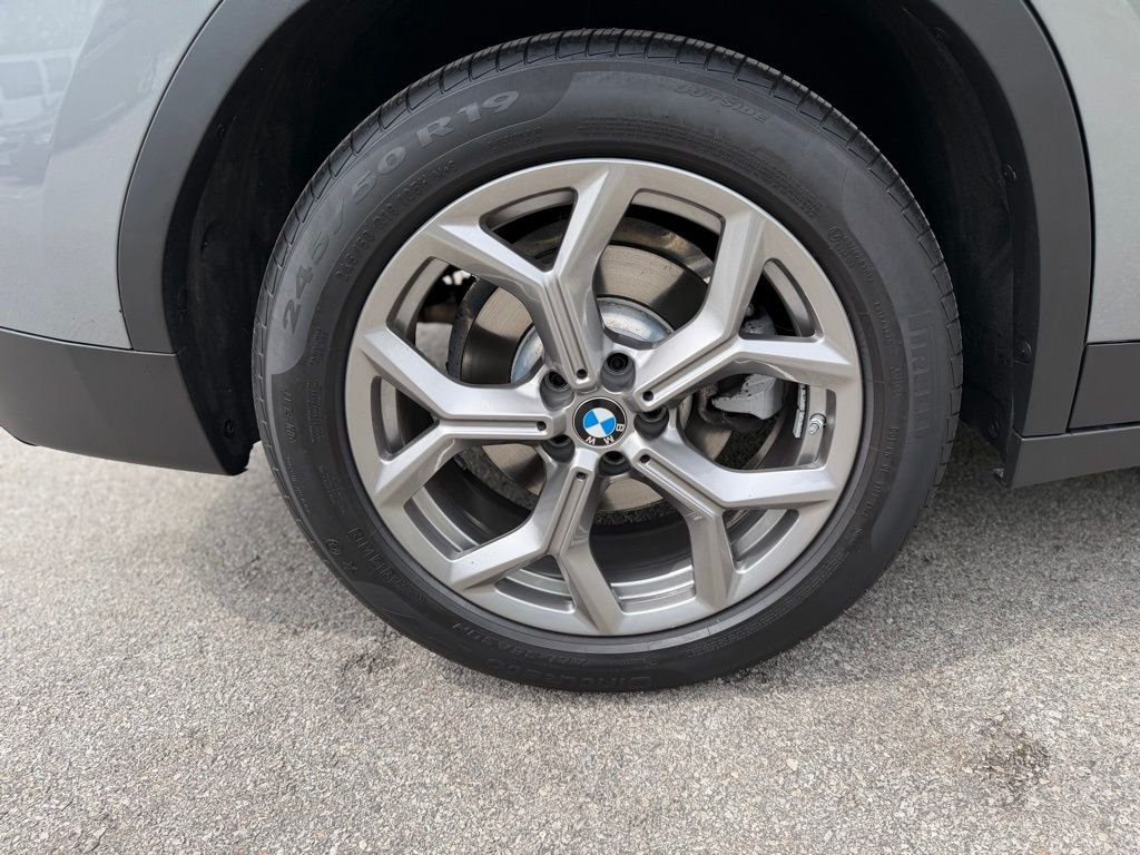 Used 2024 Gray BMW xDrive30i image 9