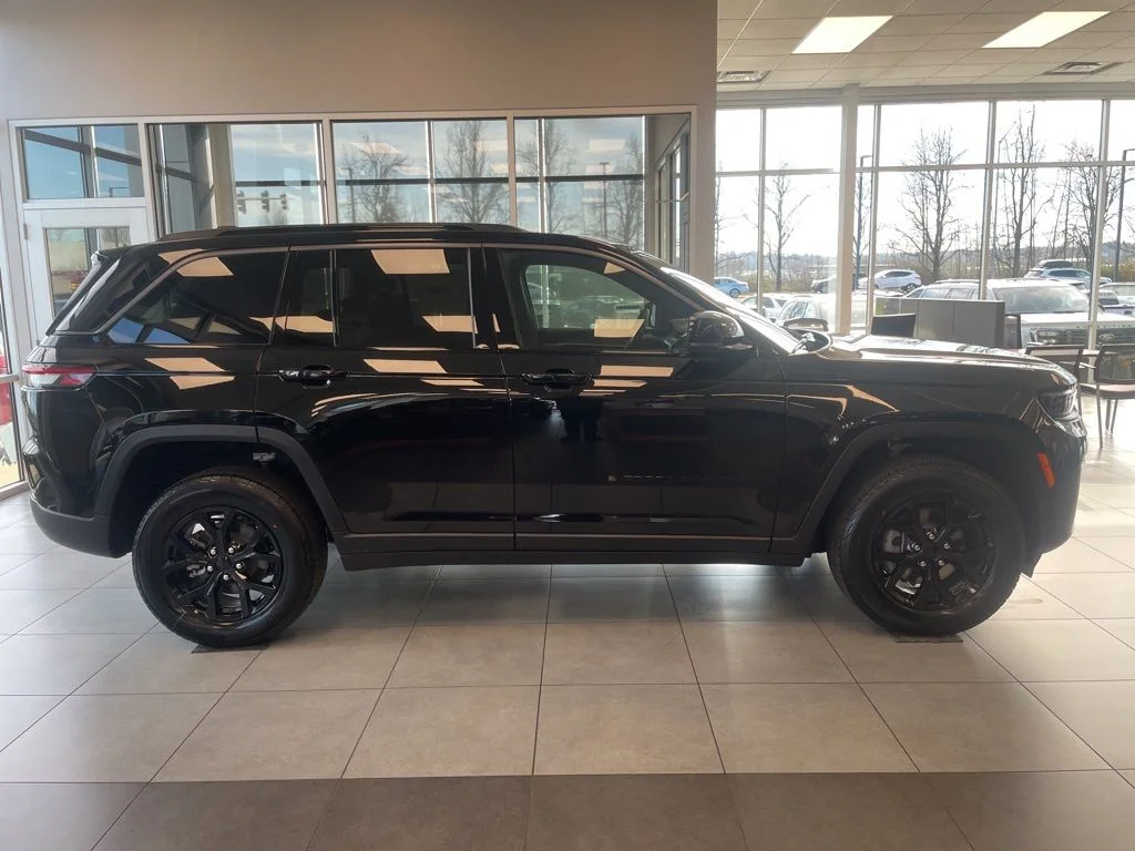 New 2026 Diamond Black Crystal Pearl-Coat Exterior Paint Jeep Altitude image 5