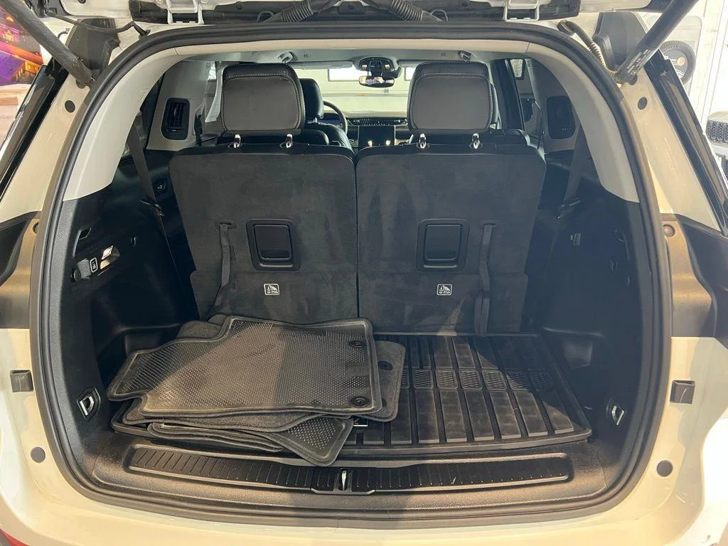 Used 2024 Wh Jeep Limited image 10
