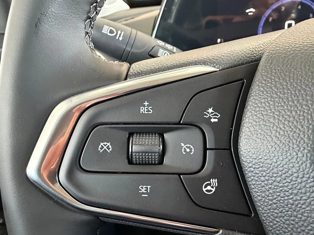 New 2026 Summit White Chevrolet ACTIV image 24