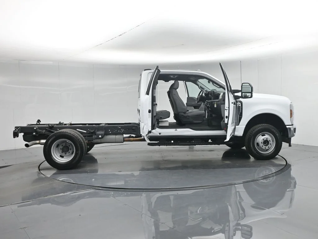 New 2026 Oxford White Ford XL image 4