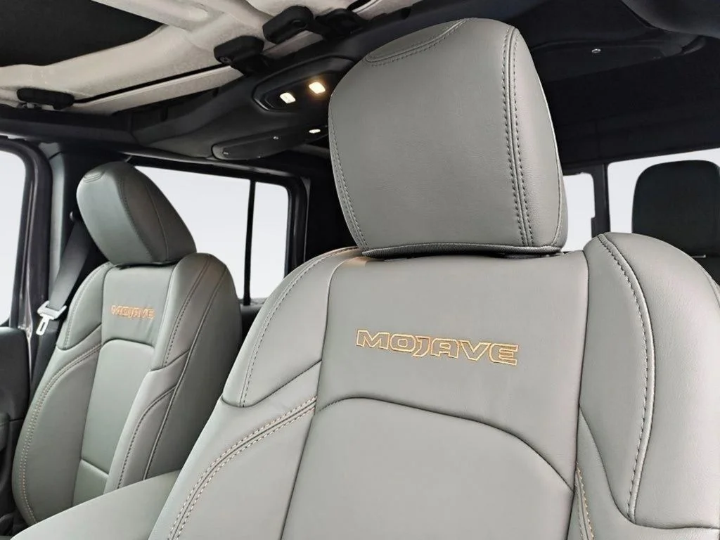 New 2026 Granite Crystal Metallic Clear-Coat Exterior Paint Jeep Mojave X image 18