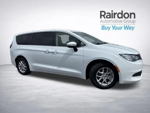 2023 Chrysler Voyager LX's photo
