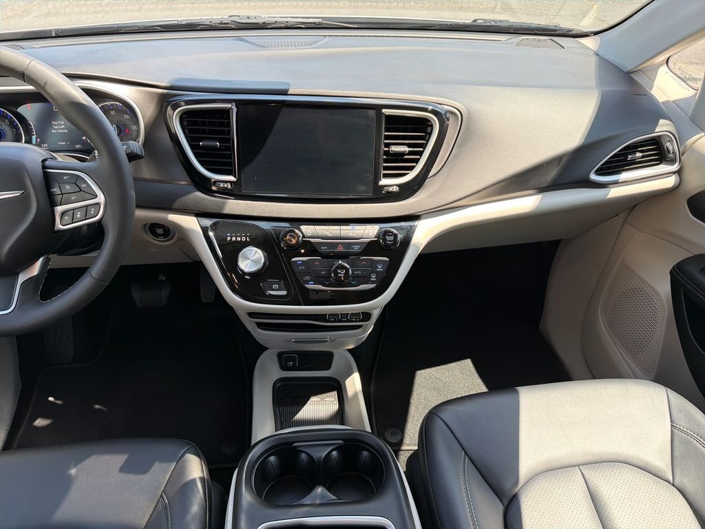 Used 2024 Silver Chrysler Touring L image 12