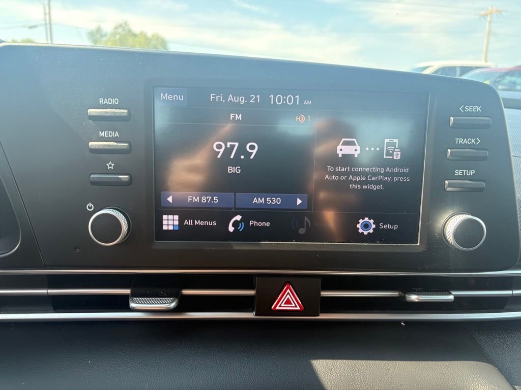 Used 2023 Gray Hyundai SE image 4