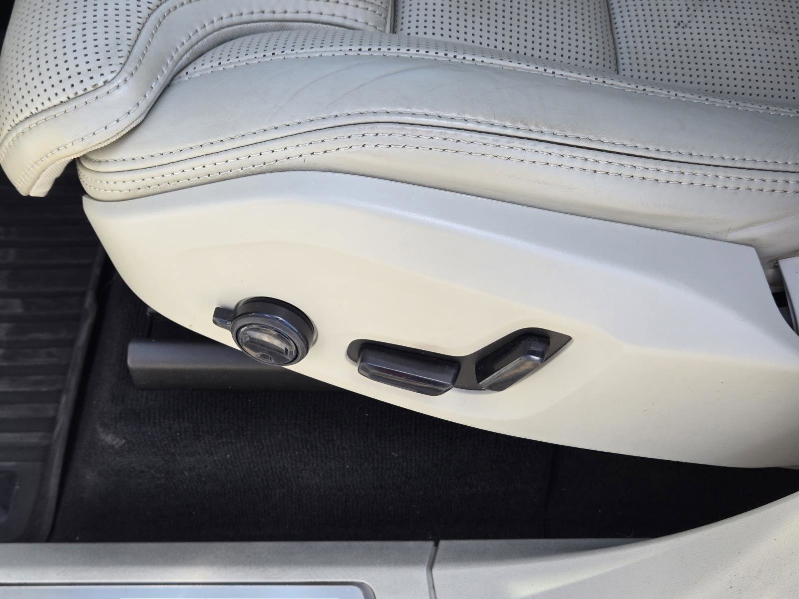 Used 2019 Crystal White Pearl Volvo Inscription image 30