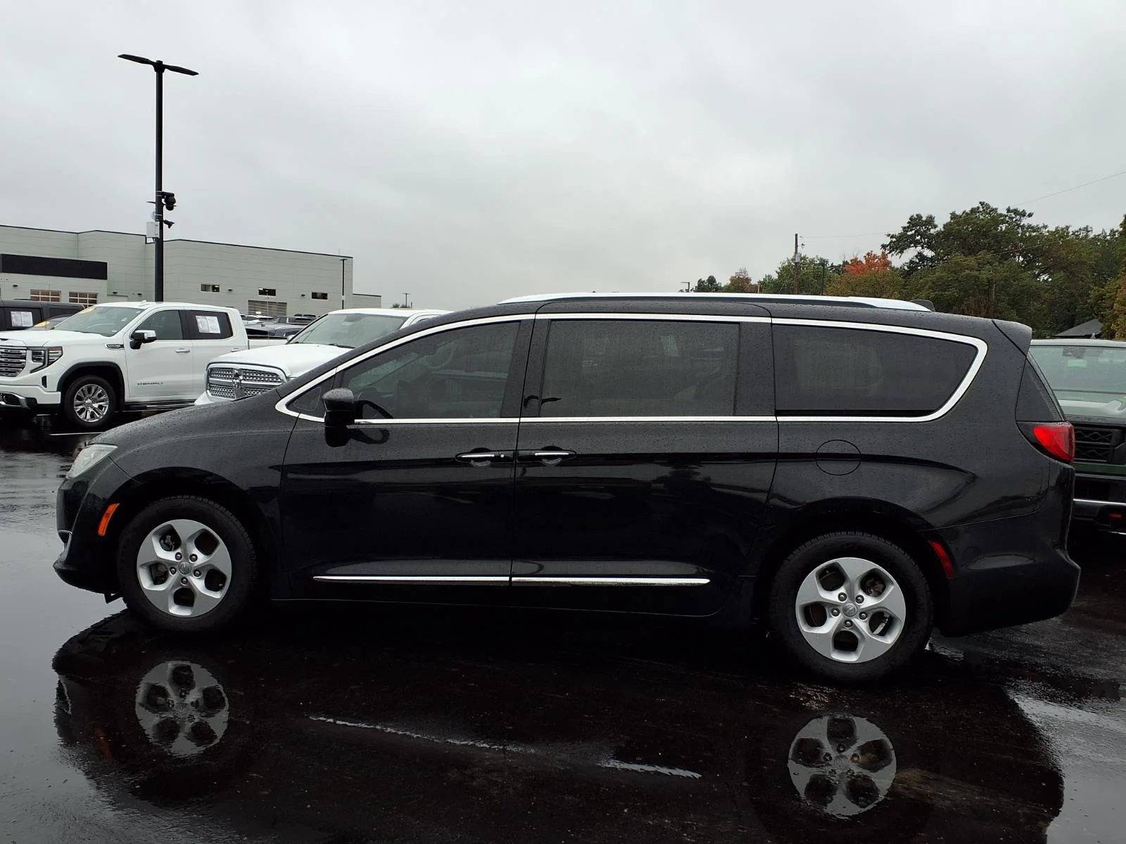 Used 2017 Brilliant Black Crystal Pearlcoat Chrysler Touring-L Plus image 31