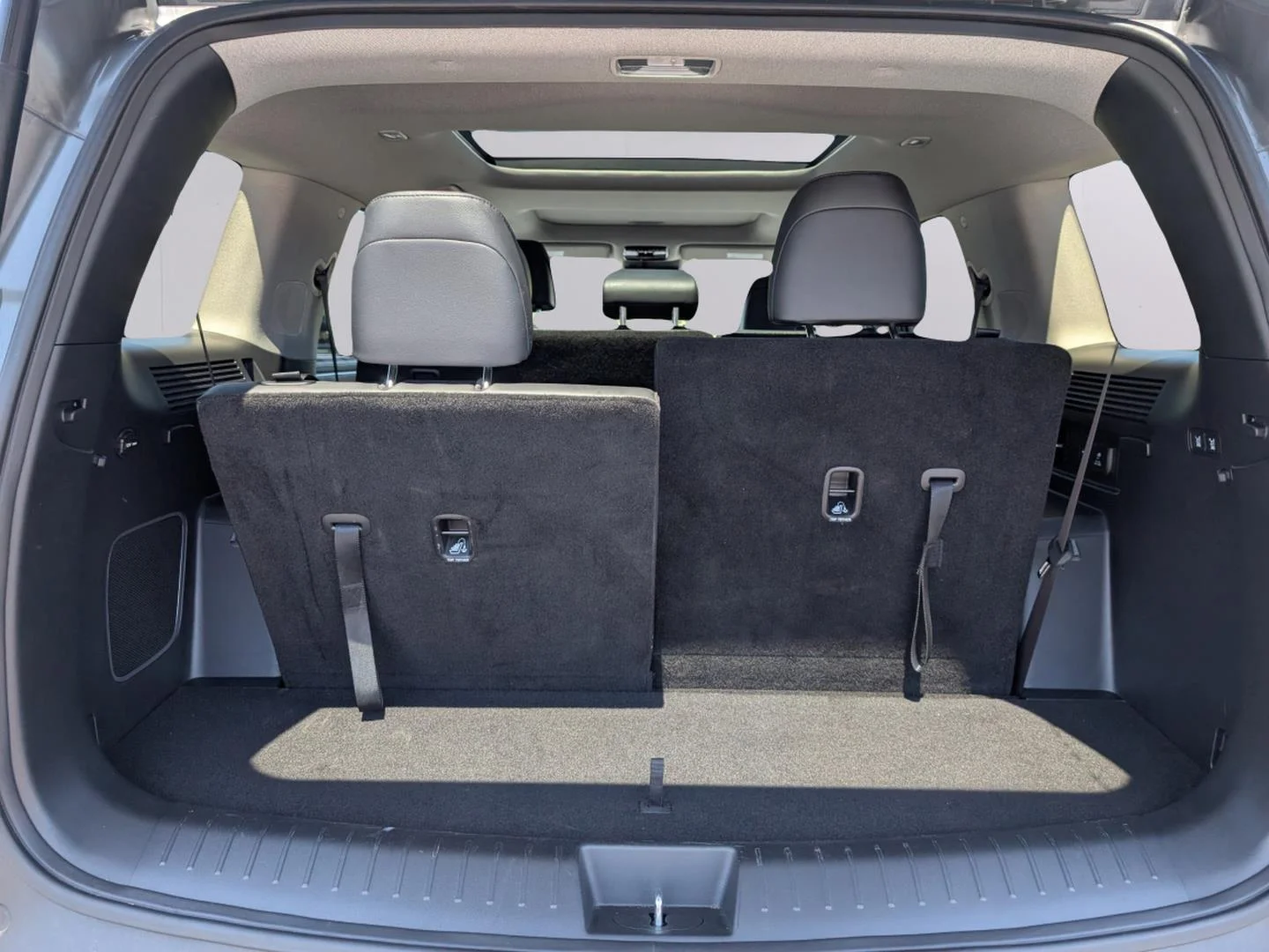 Used 2025 Hampton Gray Hyundai Limited image 33