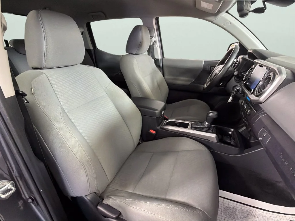 Used 2021  Toyota SR5 image 33