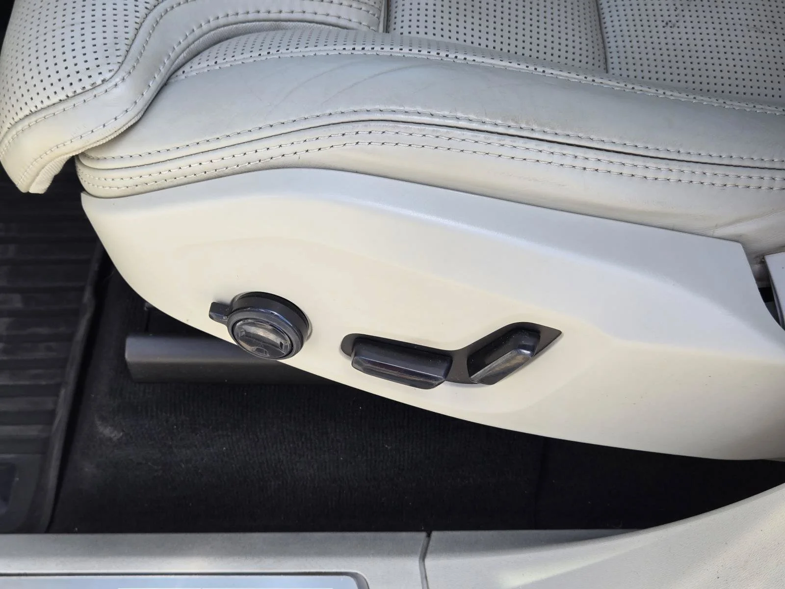 Used 2019 Crystal White Pearl Volvo Inscription image 30