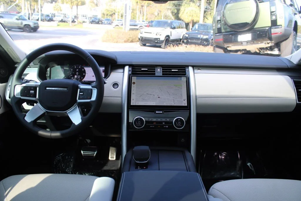 Certified Used 2025  Land Rover Dynamic SE image 32