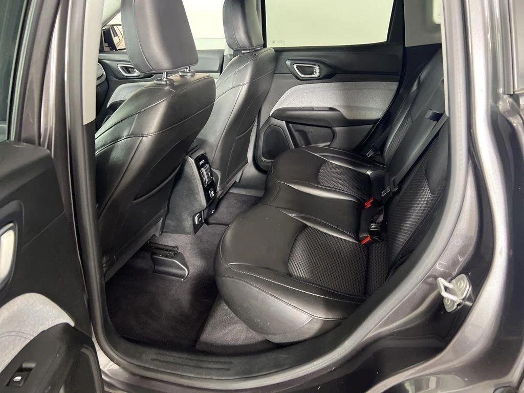 Used 2022 Granite Crystal Metallic Clear Jeep Latitude image 11