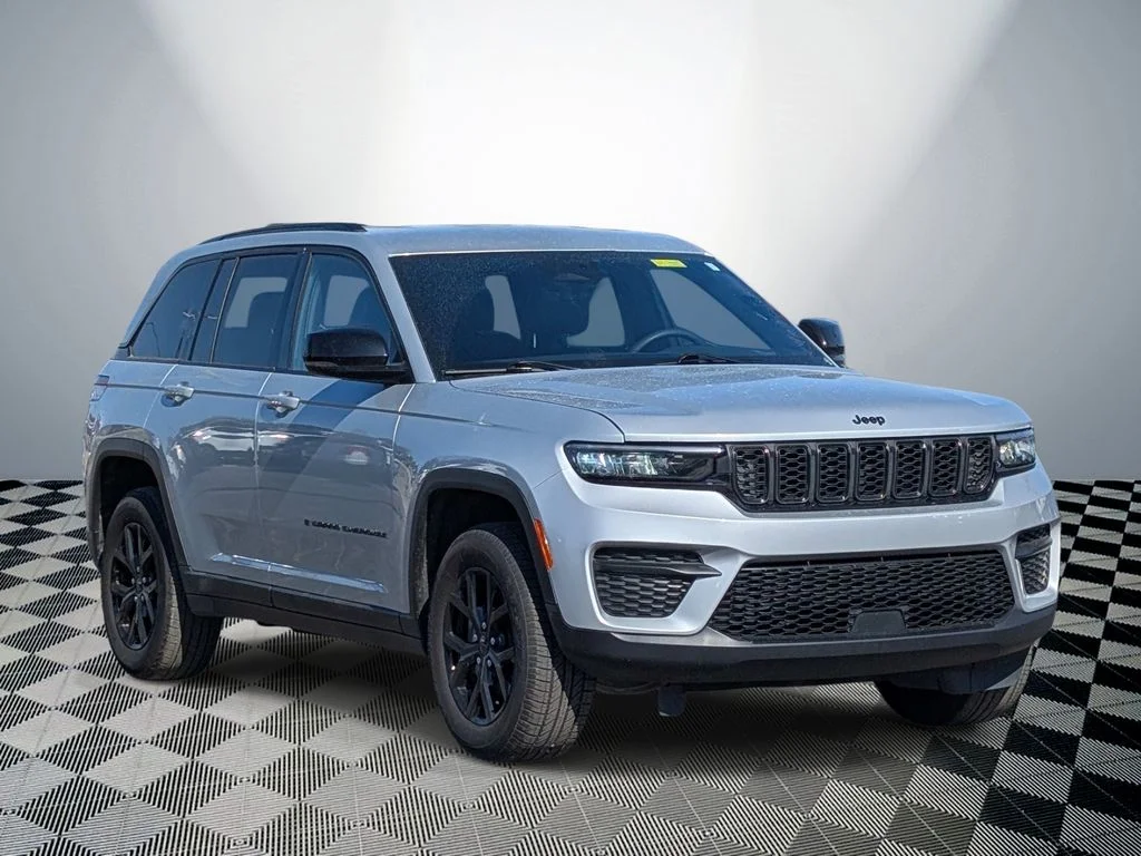 Used 2025 Silver Jeep Altitude image 4