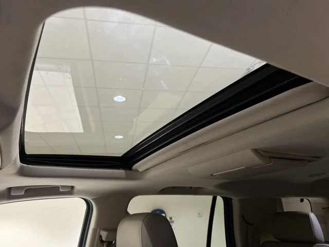 Used 2016 IRIDESCENT PEARL TRICOAT Chevrolet LTZ image 18