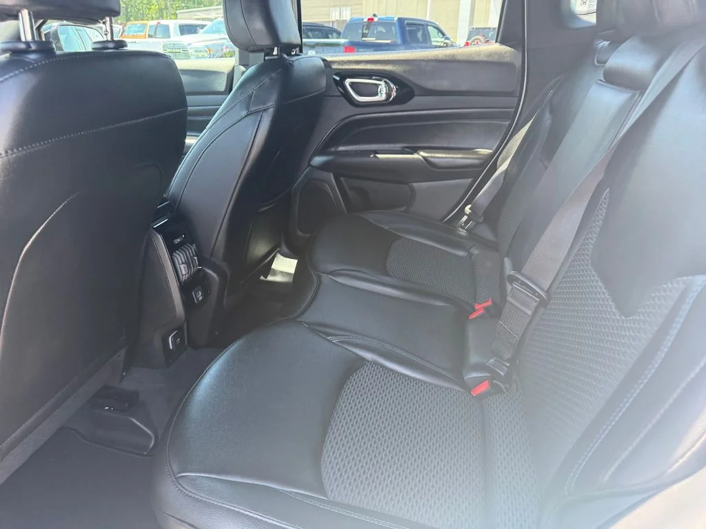 New 2026 Bright White Clearcoat Jeep Latitude image 20