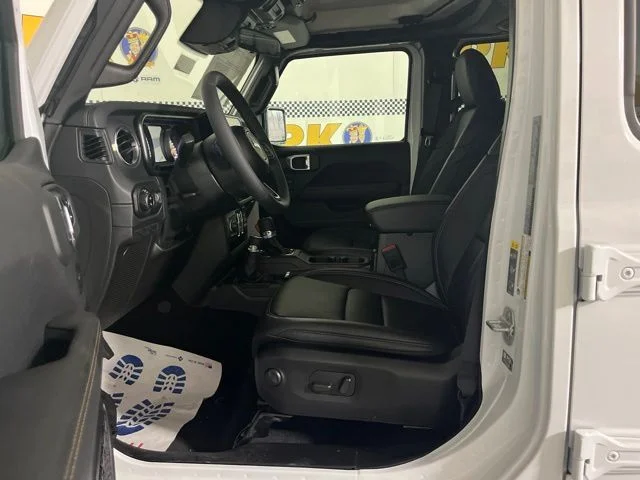 New 2026 Bright White Clear-Coat Exterior Paint Jeep Sahara image 37