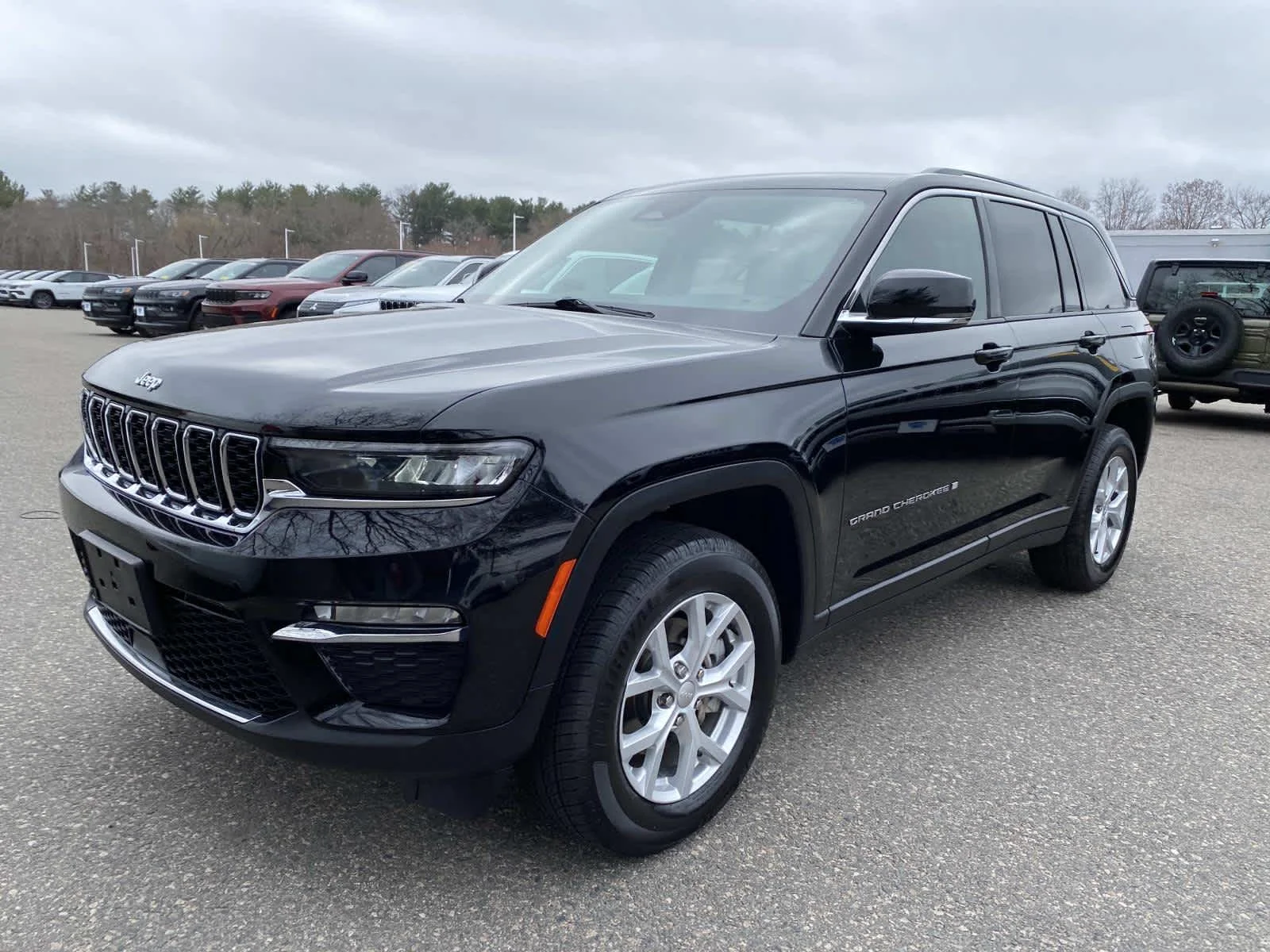 Certified Used 2023 Diamond Black Crystal Pearlcoat Jeep Limited image 9