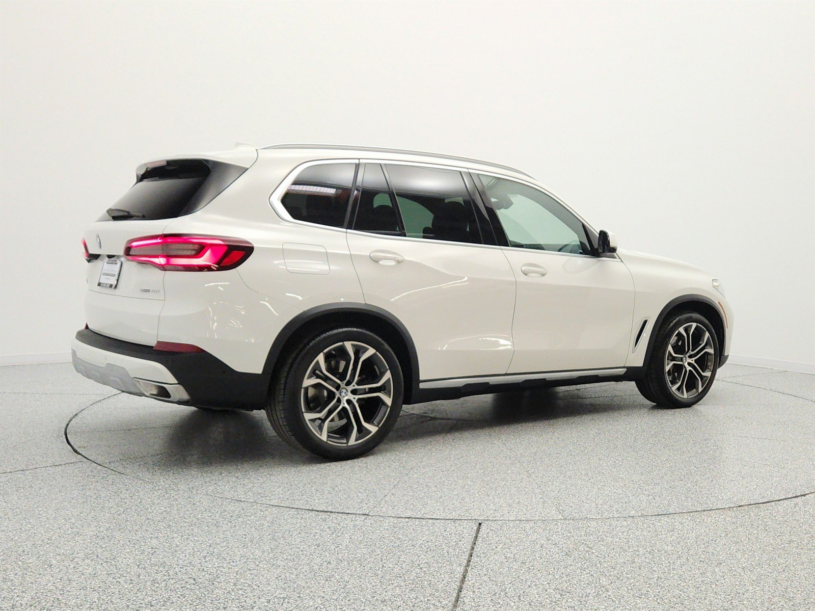 Used 2023 Alpine White BMW sDrive40i Sports Activity Vehicle image 5