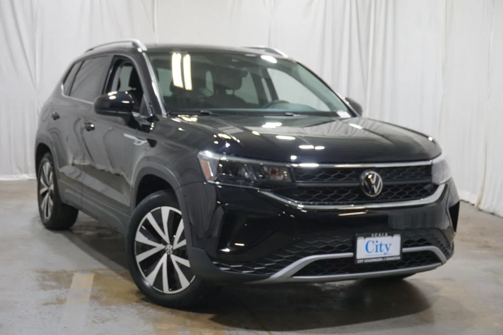 Certified Used 2023 Black Volkswagen 1.5T SE image 2