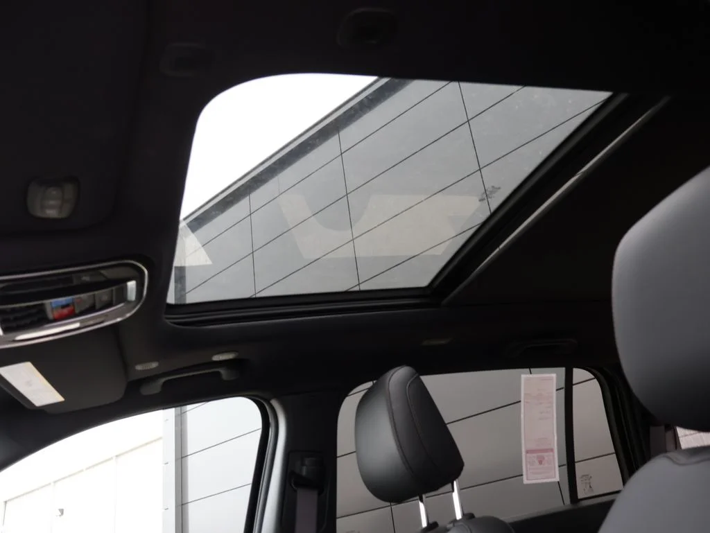 New 2026 Diamond Black Crystal Pearl-Coat Exterior Paint Jeep Limited image 26