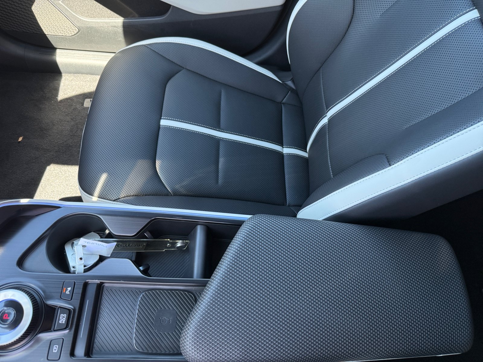 New 2026 Wolf Gray / Black Roof Kia GT-LINE image 14