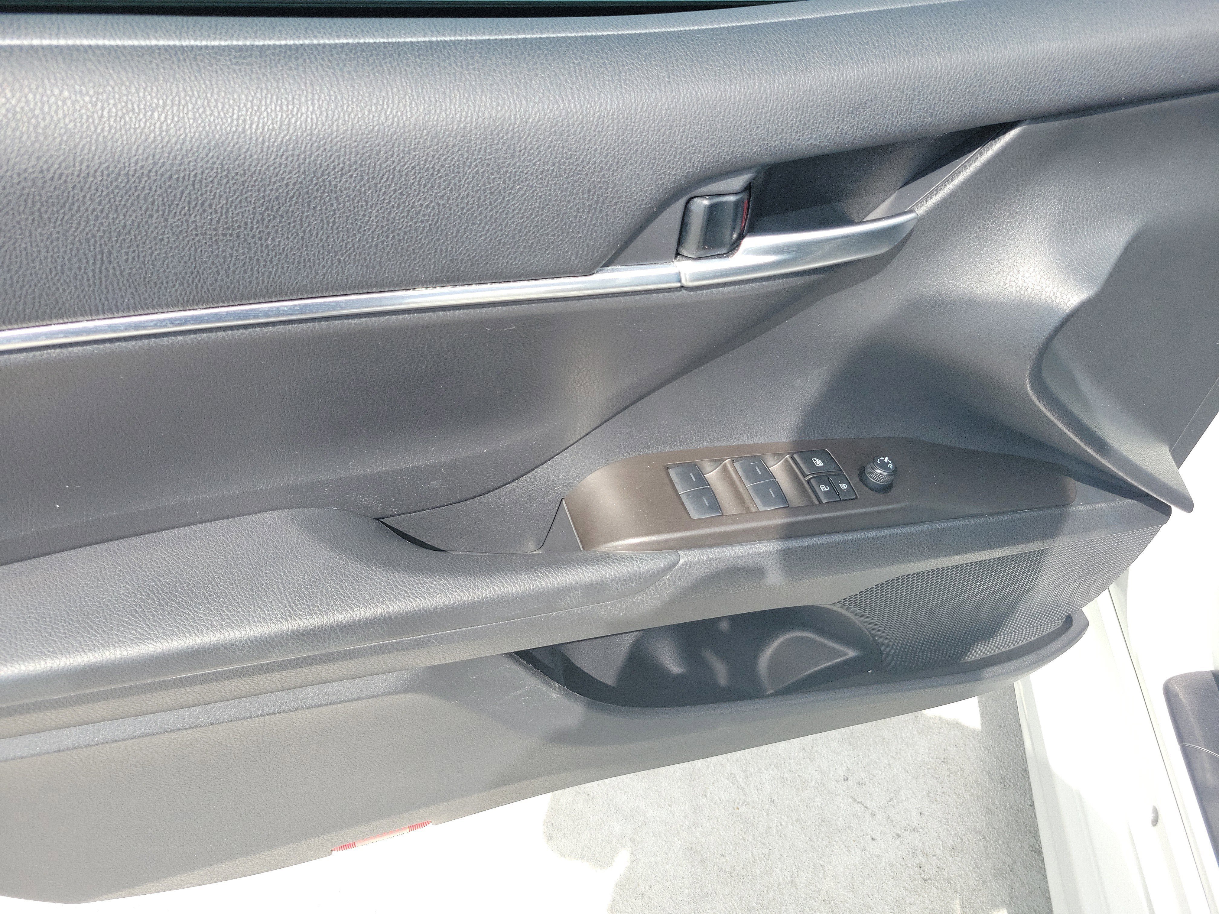 Used 2024 Ice Toyota SE image 18