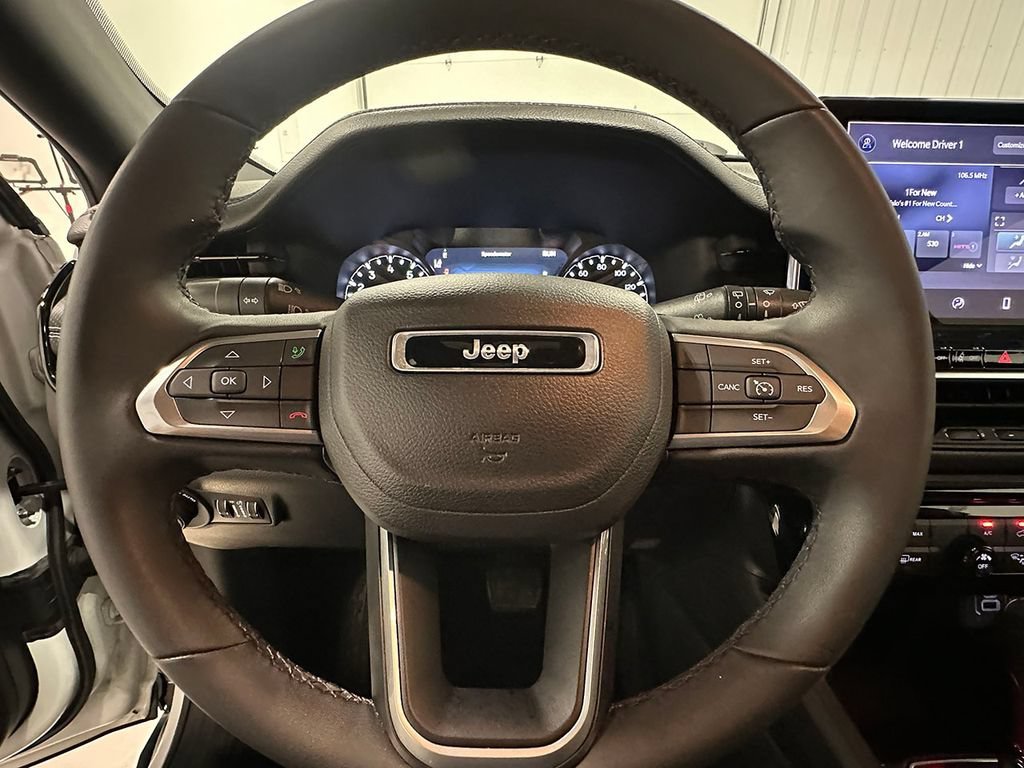 Used 2023  Jeep Altitude image 33