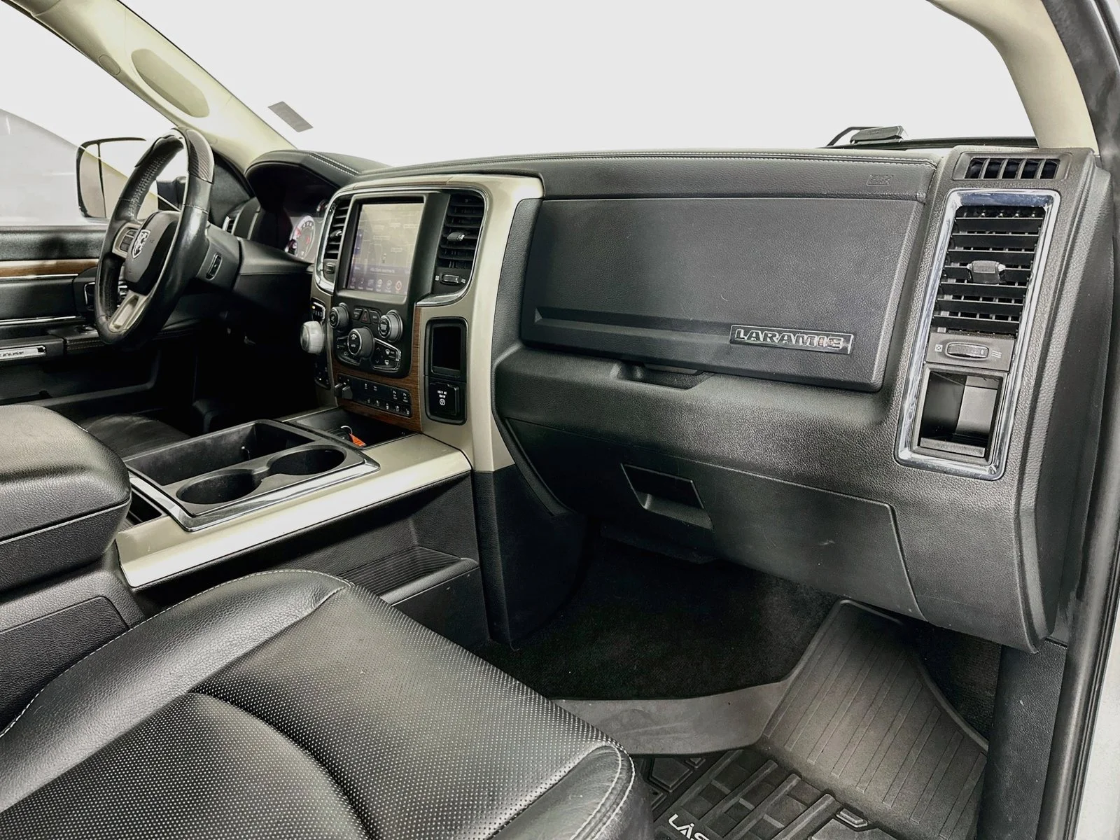 Used 2015  Ram Laramie image 32