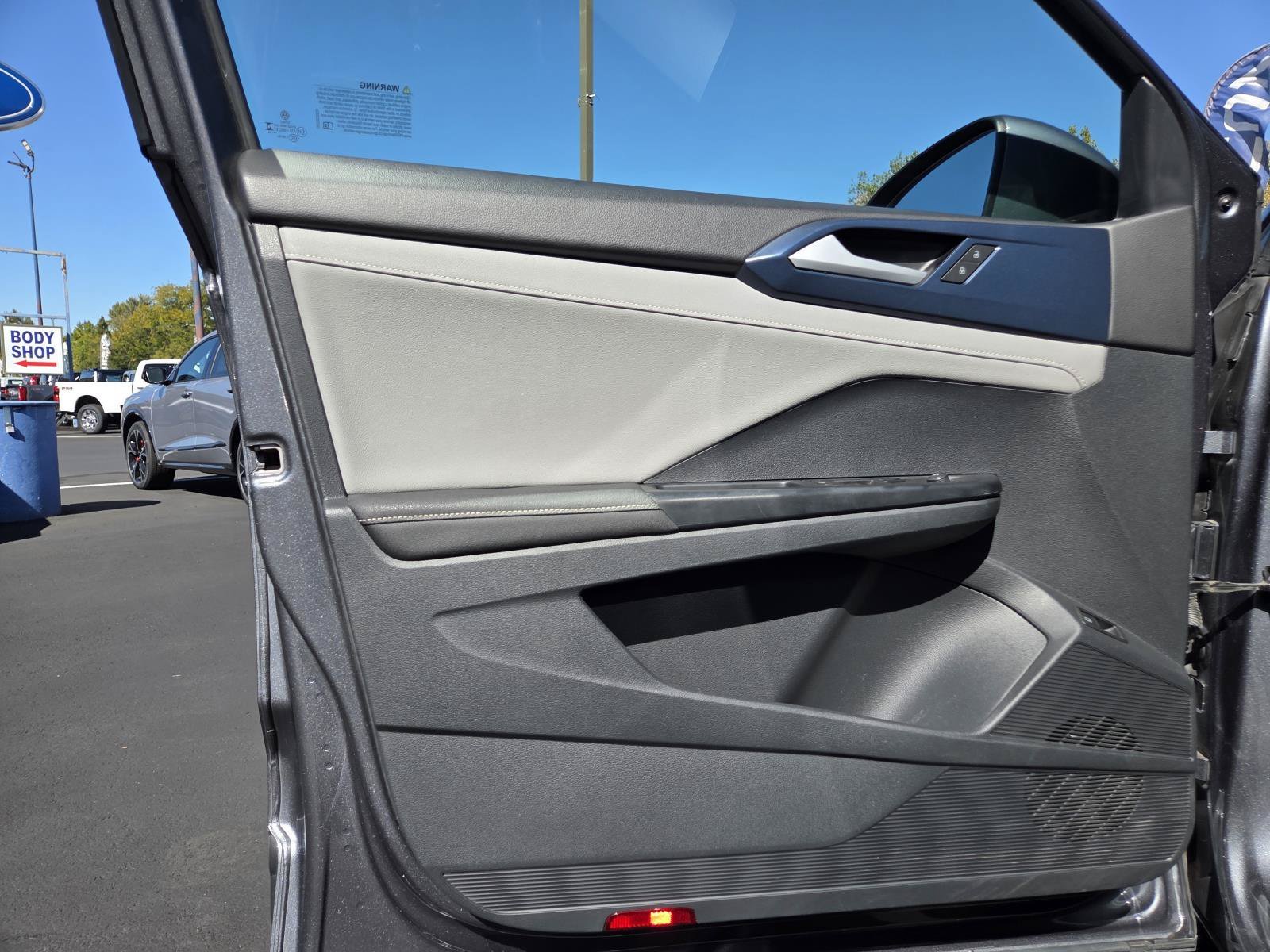 Used 2024  Volkswagen SE image 12