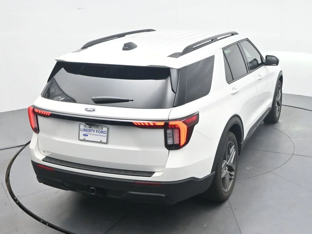 New 2026 Star White Metallic Tri-Coat Ford ST-Line image 30