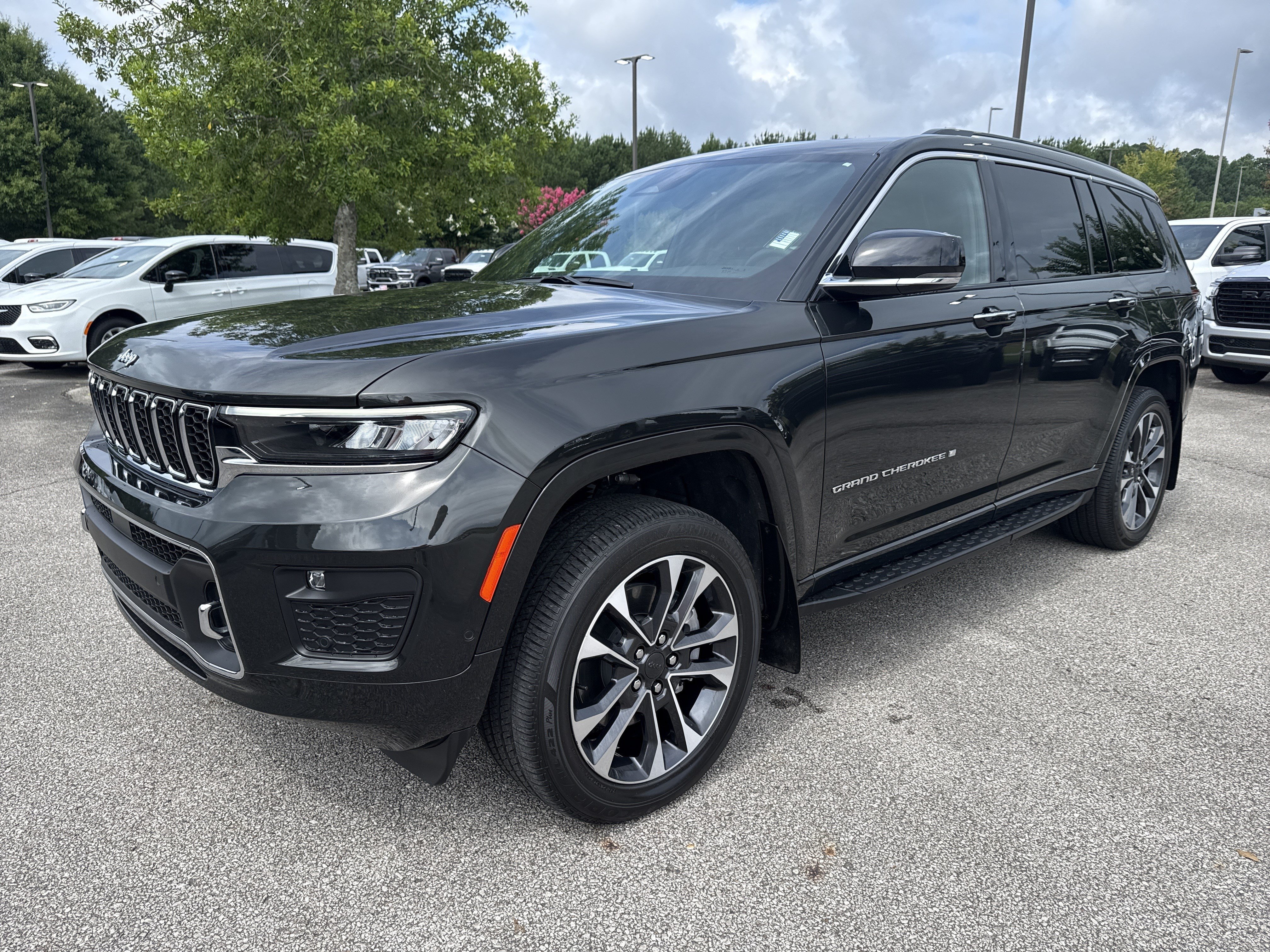 Used 2023 Rocky Mountain Pearlcoat Jeep Overland image 3