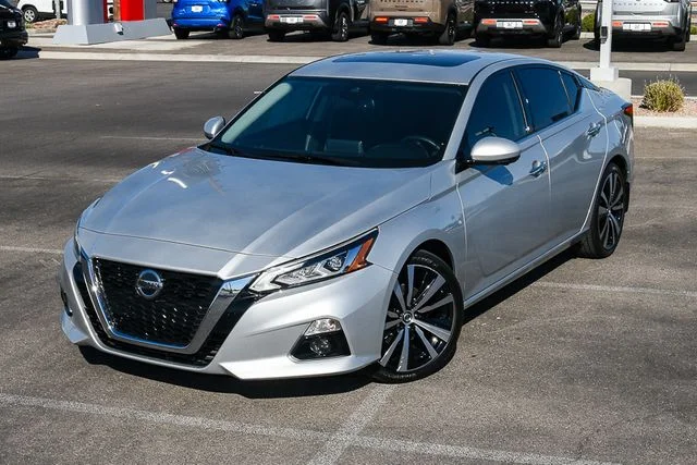 Used 2019 Silver Nissan 2.5 Platinum image 10