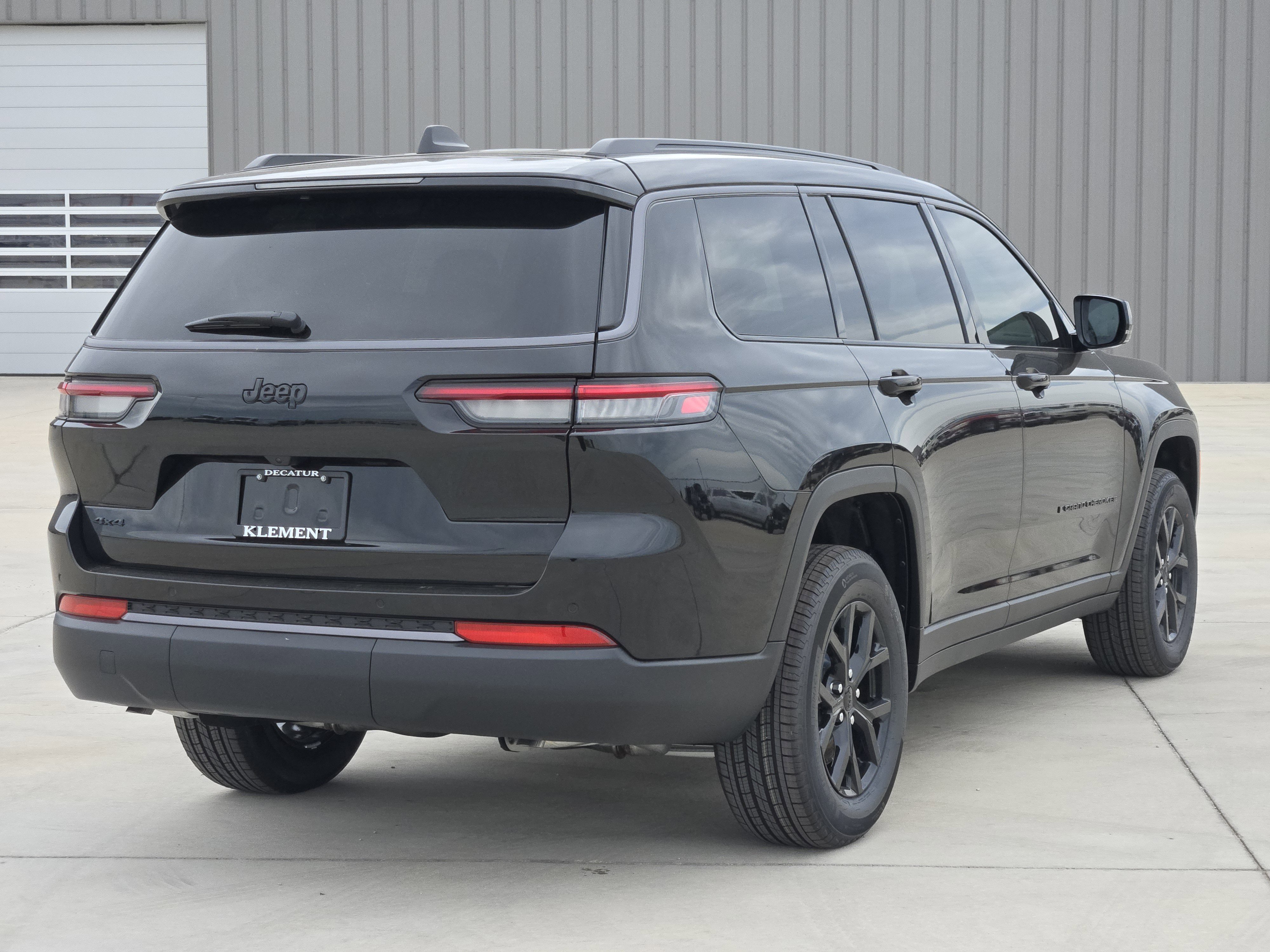 New 2026 Diamond Black Crystal Pearl-Coat Exterior Paint Jeep Laredo Altitude image 4