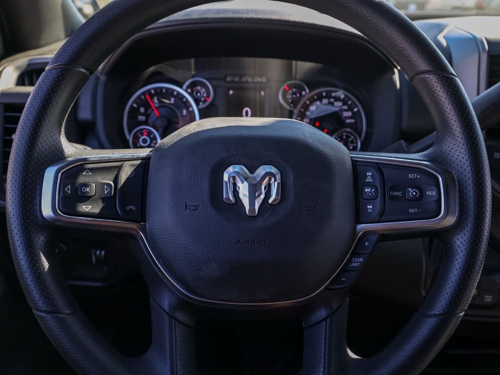 New 2026 Diamond Black Crystal Pearl-Coat Exterior Paint RAM Tradesman image 23