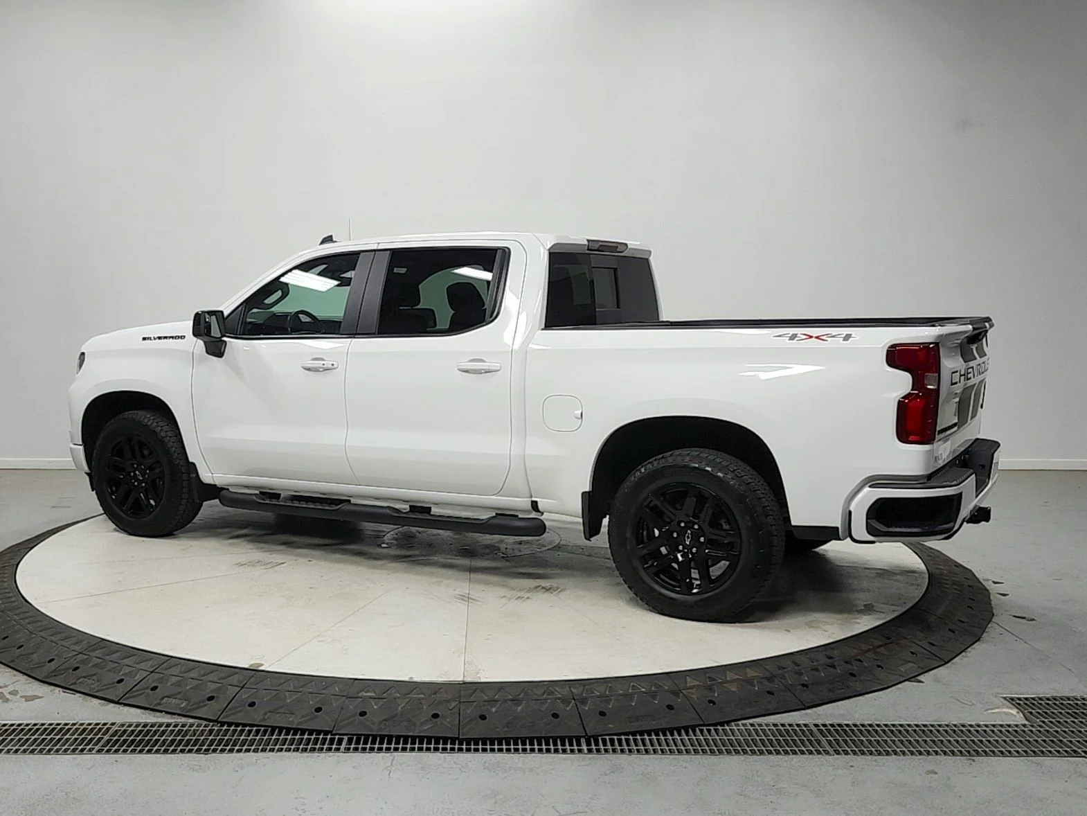 Used 2023 White Chevrolet RST image 5