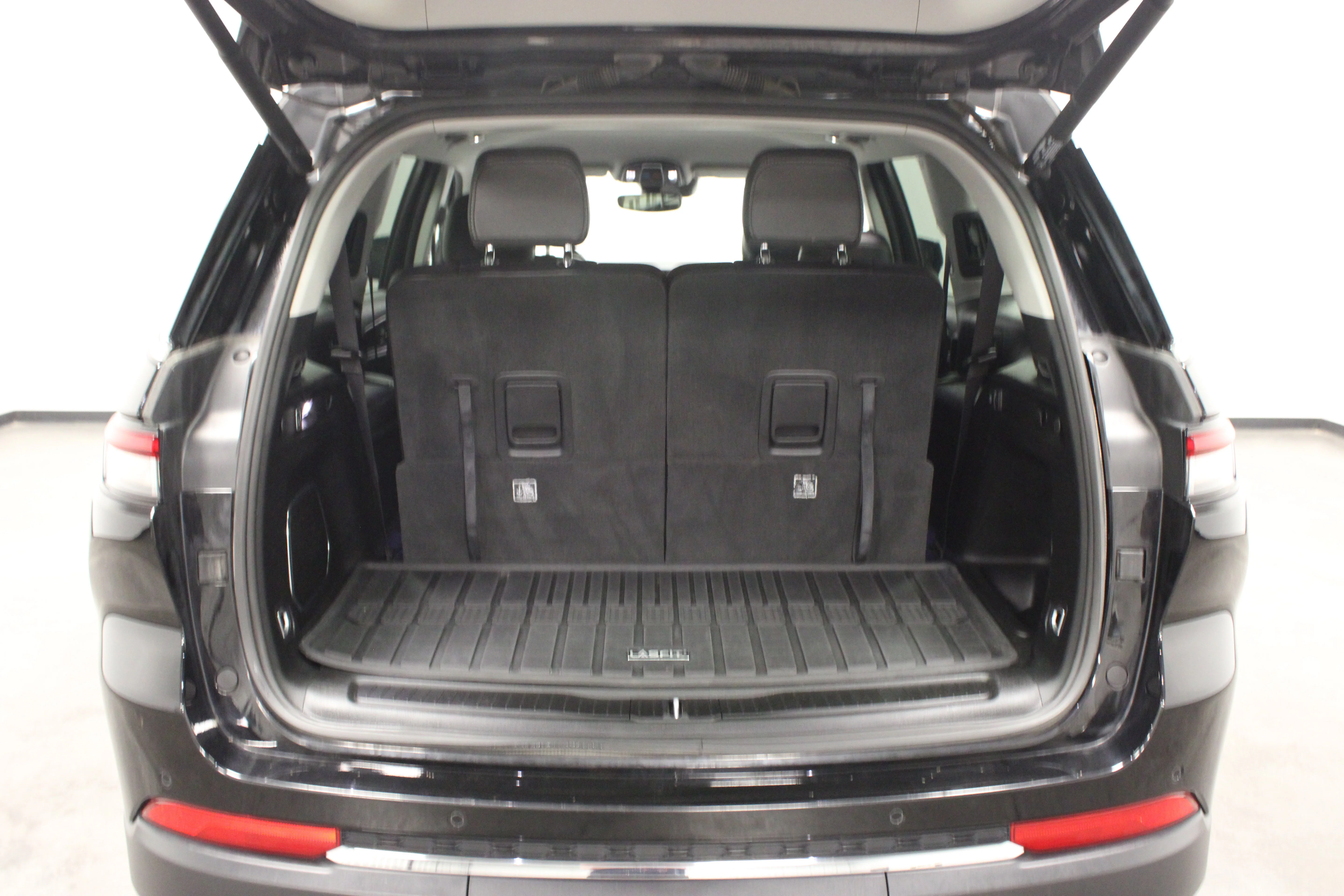 Used 2022 Diamond Black Crystal Pearlcoat Jeep Limited image 13
