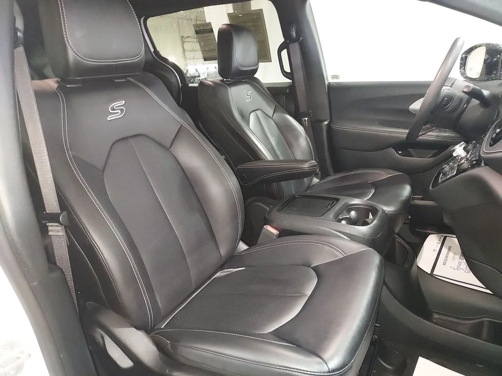 Used 2024 White Chrysler Select image 31