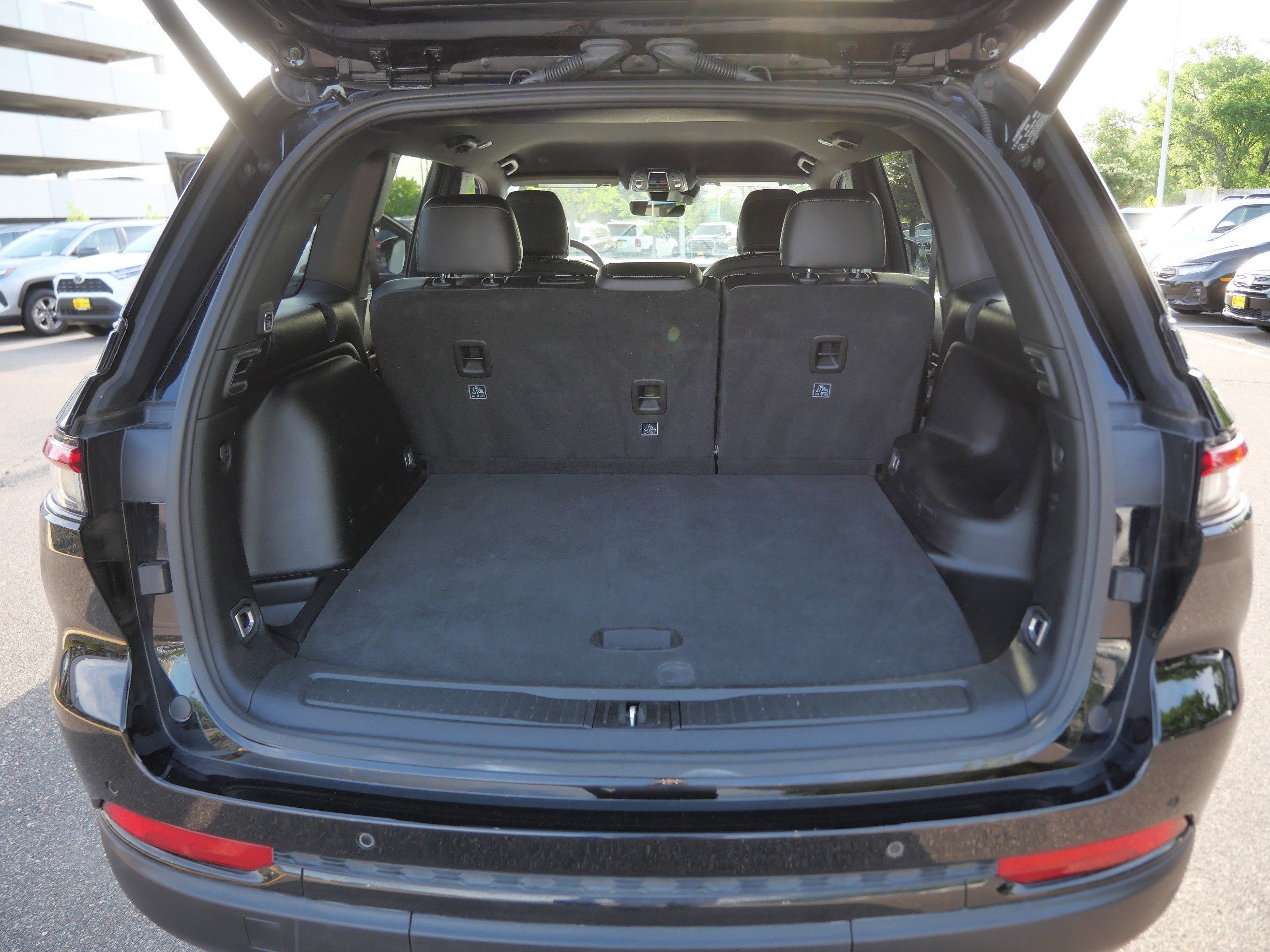 Used 2025 Diamond Black Crystal Pearlcoat Jeep Altitude image 18