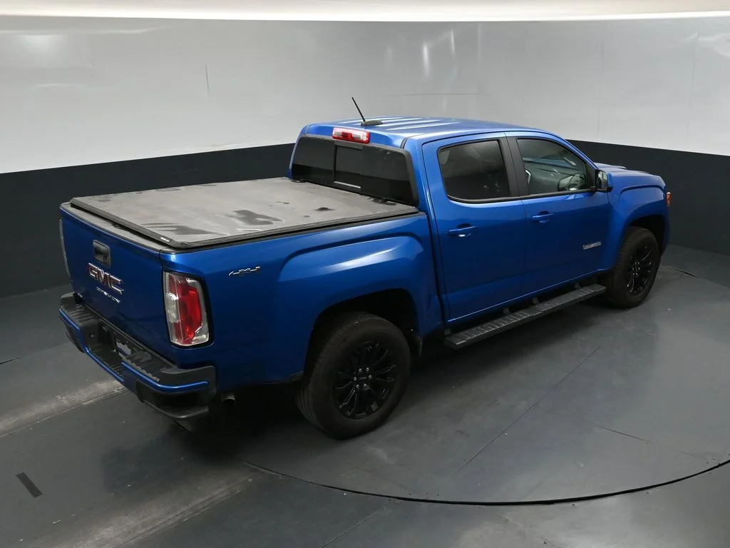 Used 2022 Blue Metallic GMC Elevation image 17
