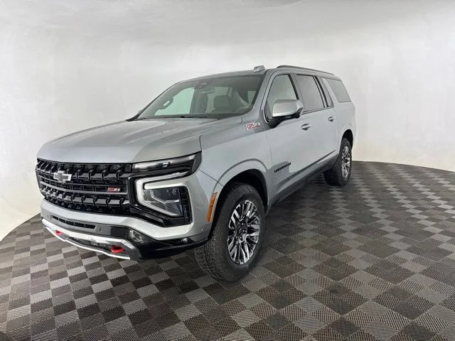 Used 2025 Gray Chevrolet Z71 image 3