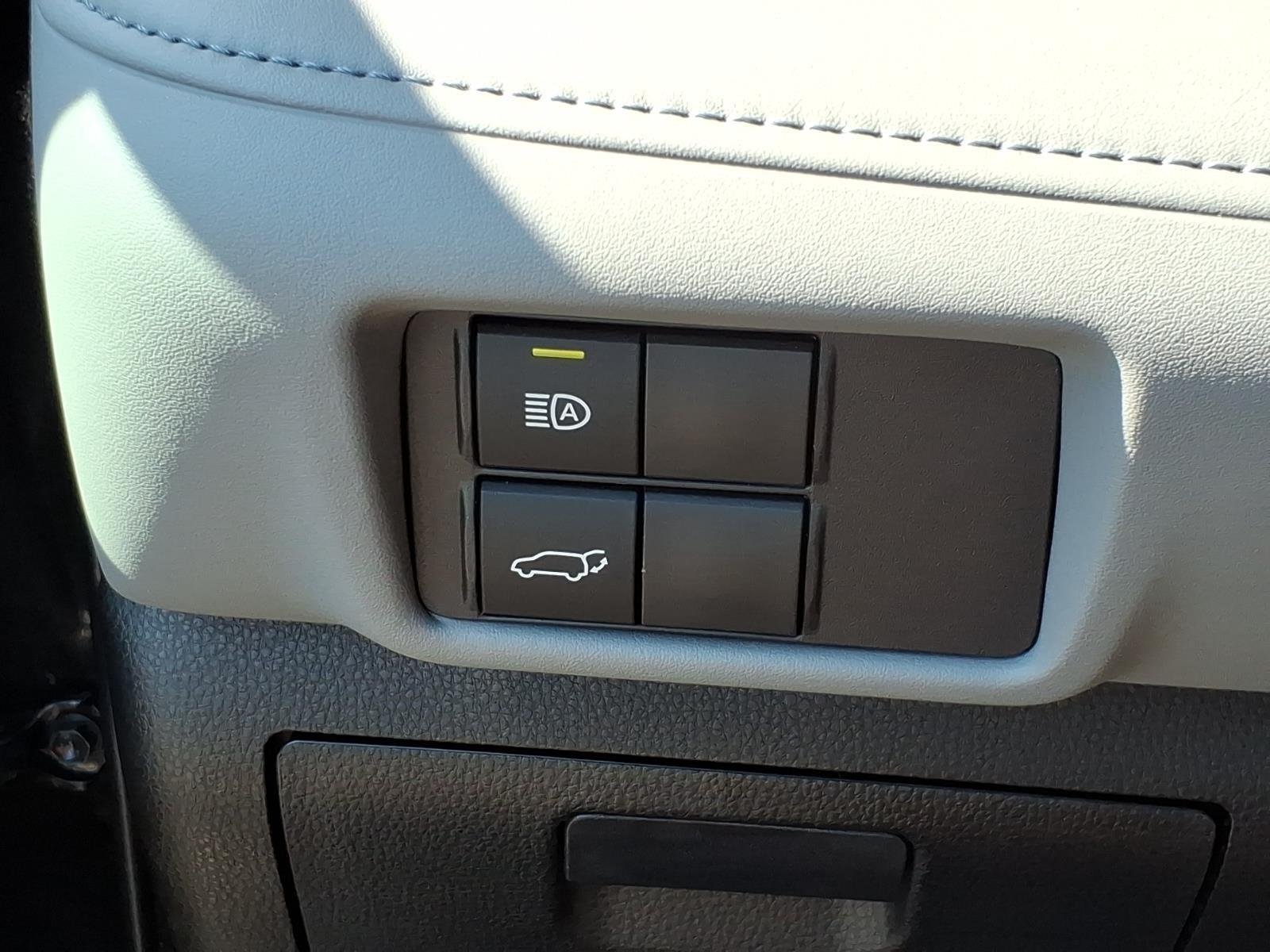 Used 2020 Midnight Black Metallic Toyota Hybrid XLE image 17