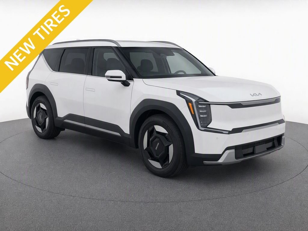 Used 2024 White Kia Wind image 2