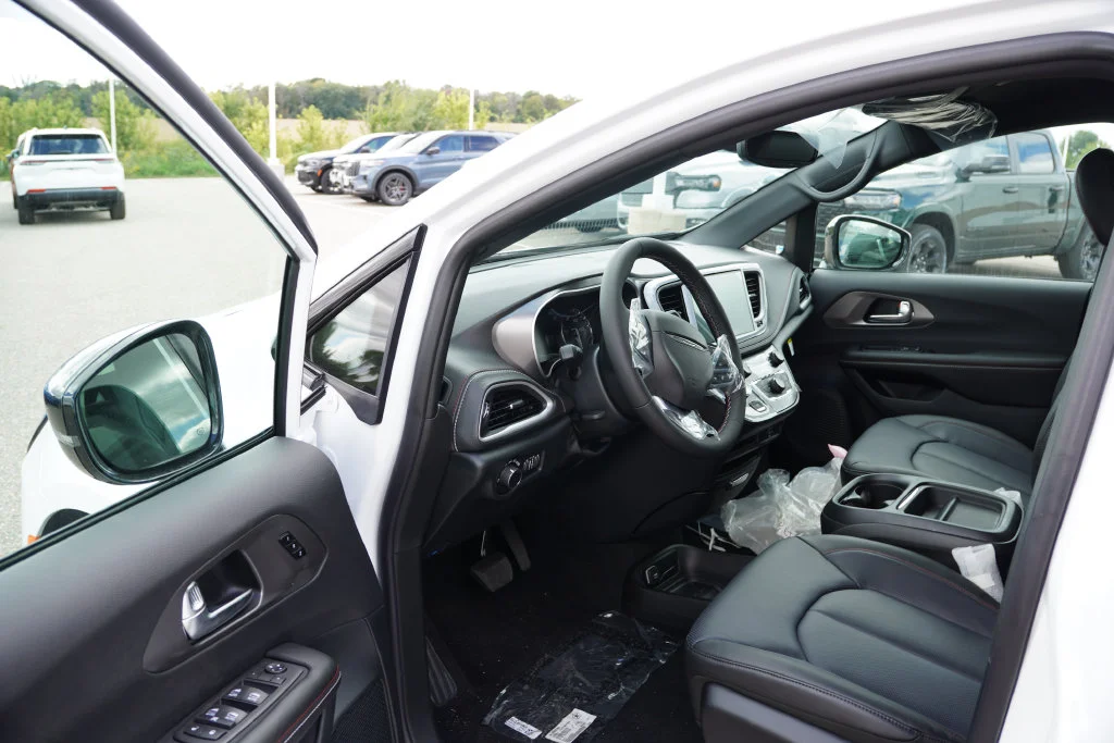 New 2027 Bright White Clear-Coat Paint Chrysler Select image 10