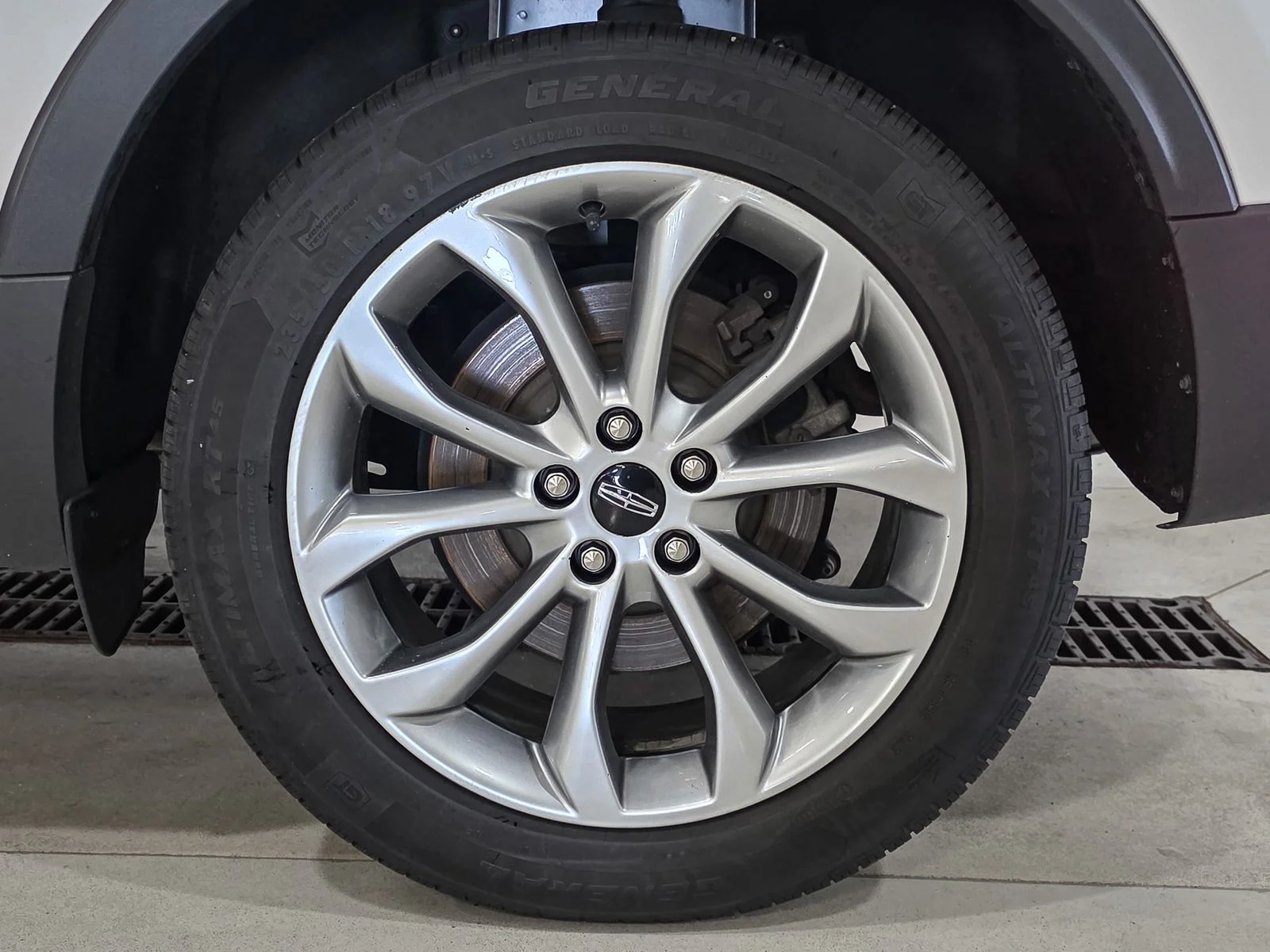 Used 2019 White Lincoln Select image 18