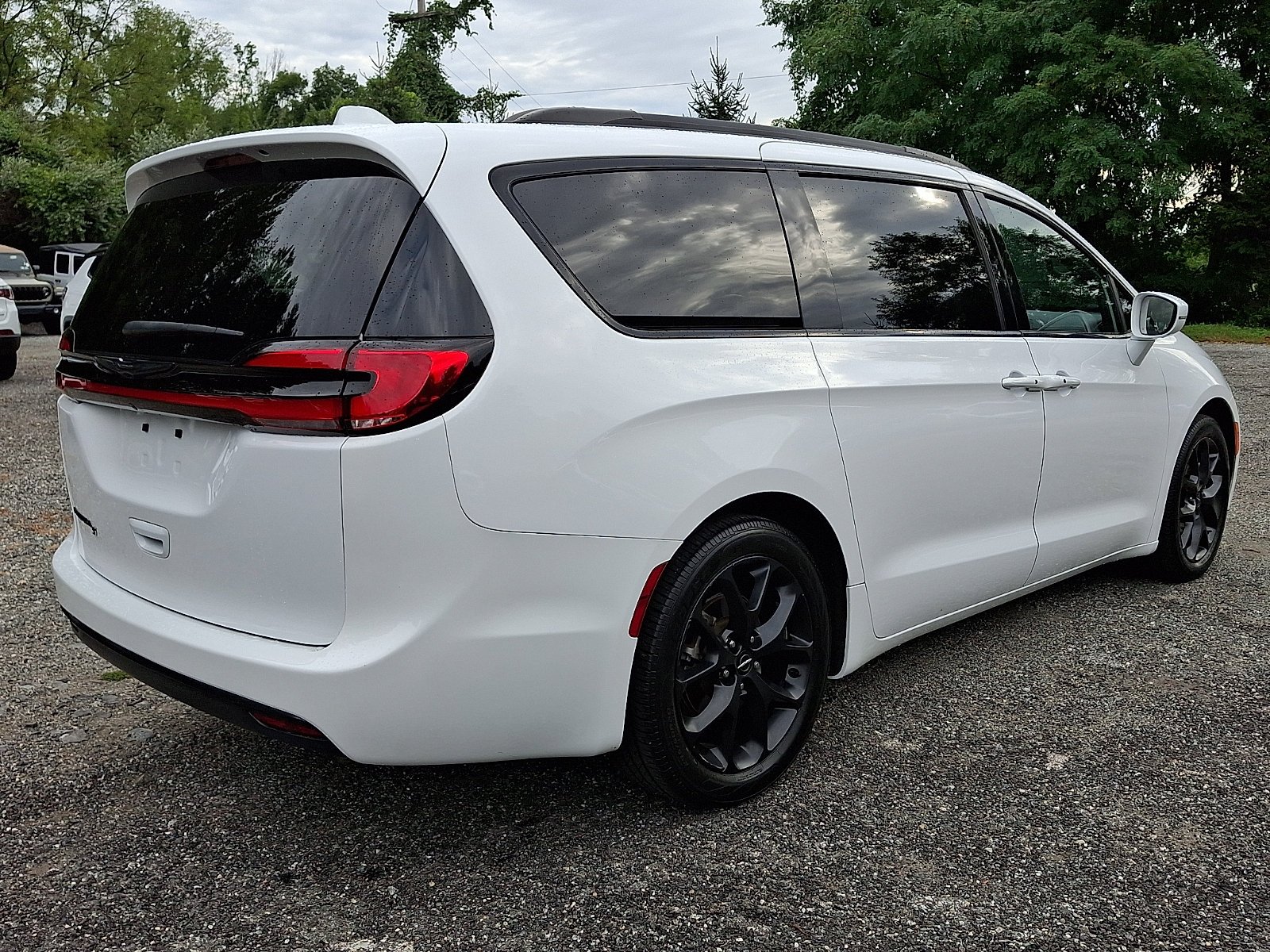 Used 2022 Bright White Clearcoat Chrysler Touring L image 6