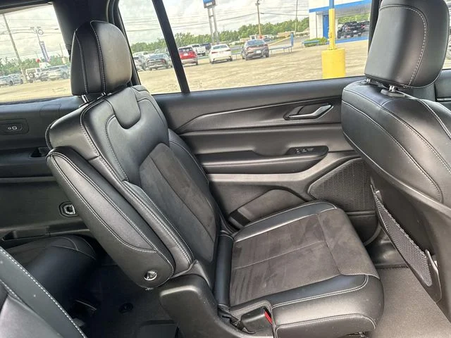 Used 2023 Black Jeep Altitude image 19