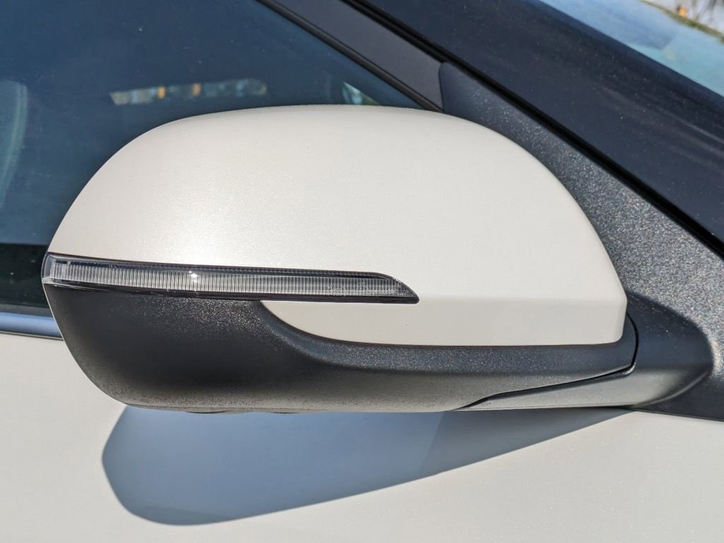 New 2024 Snow White Pearl Kia SX image 11